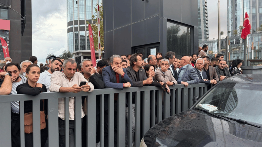 chp istanbul il başkanlığı önündeki gerginlik