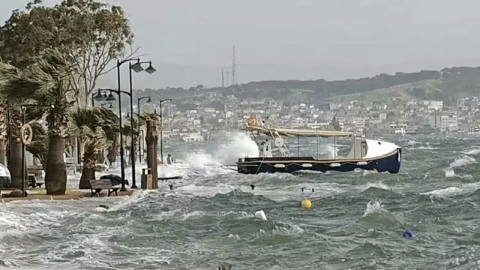 Ayvalık Deniz Taştı: Ege'nin İncisi Fırtınaya Teslim Oldu