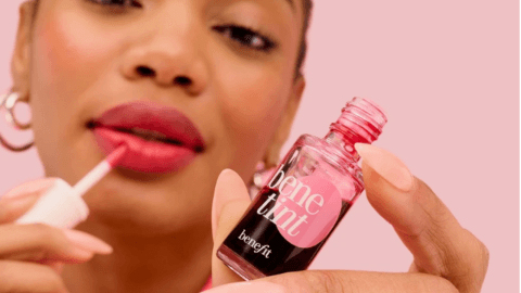 Doğal makyaj görünümü için dudağa uygulanmış su bazlı pembe lip tint
