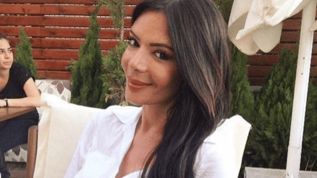 Sevda Demirel Yürürken Düştü! Kırılan Ayağı Gündem Oldu