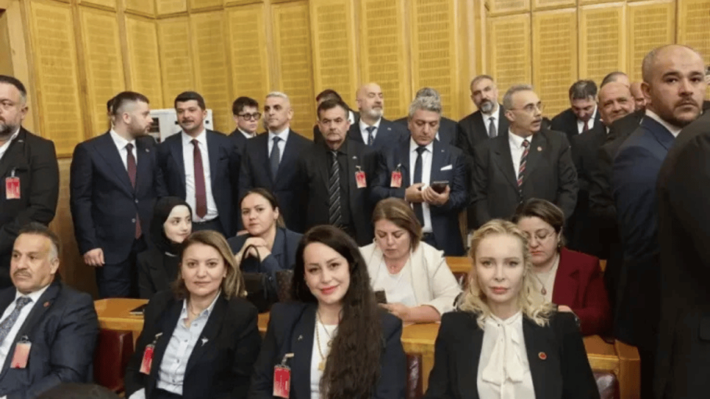 İbrahim Tatlıses Eski Eşi Ayşegül Yıldız MHP'ye Katıldı