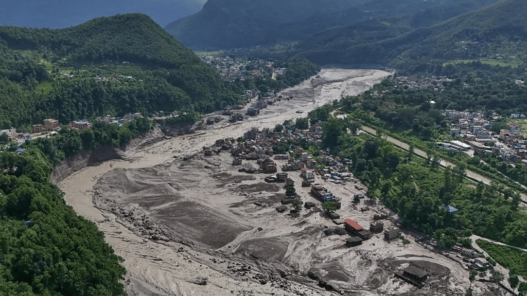 Nepal'de Sel Felaketi: Buzul Çöktü Yüzlerce Kayıp Var